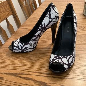 Nine West peep-toe pumps - Size Women’s 8 - Black & White Floral - worn twice